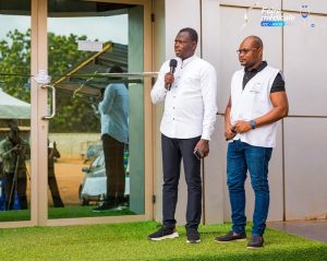 Micro à la main le pasteur Samuel Gbekou